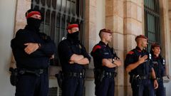 Katalánská policie hlídkuje u regionálního parlamentu v Barceloně.
