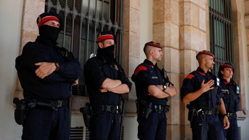 Katalánská policie Mossos d'Esquadra hlídkuje u regionálního parlamentu v Barceloně.
