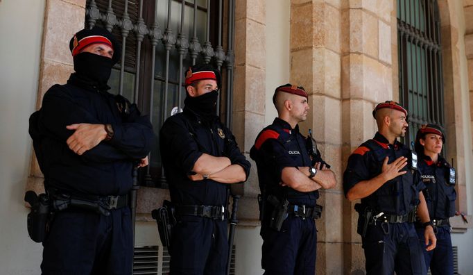 Katalánská policie Mossos d'Esquadra hlídkuje u regionálního parlamentu v Barceloně.