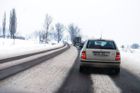Dopravu v Česku komplikuje čerstvý sníh a ledovka. Většina silnic je ale s opatrností sjízdná
