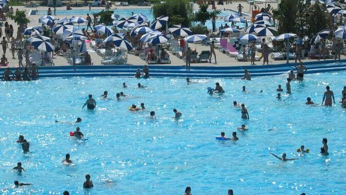 Koupaliště Štúrovo, kde se chlapec zřejmě nakazil neznámou bakterií.