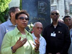 Členové americké delegace u pomníku Martina Luthera Kinga v Havaně