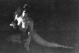 Německá tanečnice Anita Berberová (1899-1928) se stala sexuálním symbolem dvacátých let. Její vystoupení byla pro explicitní erotičnost doprovázena skandály. Berberová několikrát vystupovala také v Praze, například v Alhambře v hotelu Ambassador z předchozí fotografie. Kvůli nezřízenému životu (holdovala kokainu, morfiu, alkoholu) zemřela předčasně ve svých devětadvaceti letech. Jejího berlínského pohřbu se účastnili "prominentní režiséři, děv*y z Friedrichstrasse, prostituti a transvestité z Eldoráda i počestní muži v cylindrech".