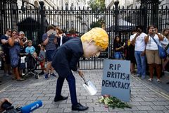 Dokonal Johnson puč? A jaká je role královny? Ústavní krize v Británii přehledně