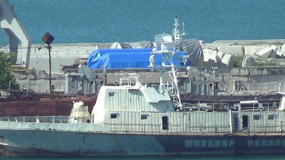Modré plachty pokrývající turbíny v přístavu Feodosia.