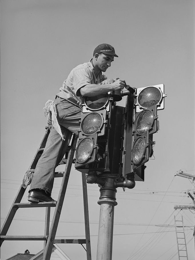 Instalace semaforu v San Diegu v prosinci 1940 v USA.