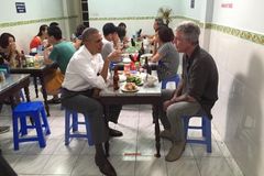 Skromný Obama baví svět. Ve Vietnamu zašel do bistra na tradiční jídlo a pivo za šest dolarů