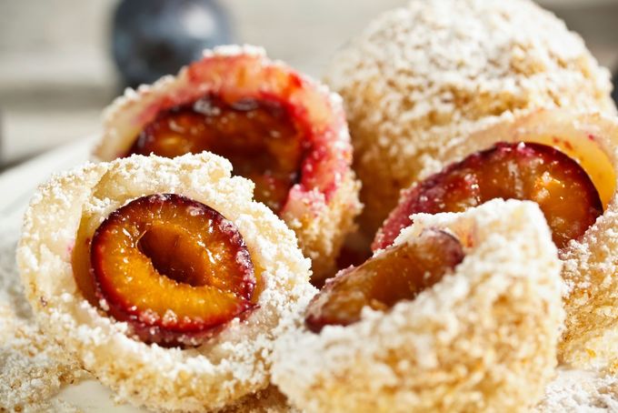 Ačkoliv obdobné recepty lze najít v mnoha kuchyních střední Evropy, právě v Čechách a na Moravě se ovocné knedlíky staly skutečně ikonickým jídlem.