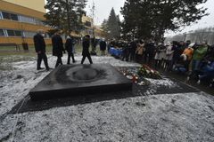 Rok od střelby v Ostravě. Před nemocnicí odhalili památník, radnice se zahalí do tmy