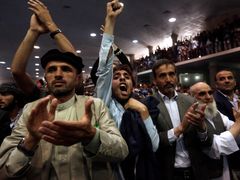 Podporovatelé afghánského prezidentského kandidáta Abdulláha Abdulláha při jeho řeči v Kábulu.