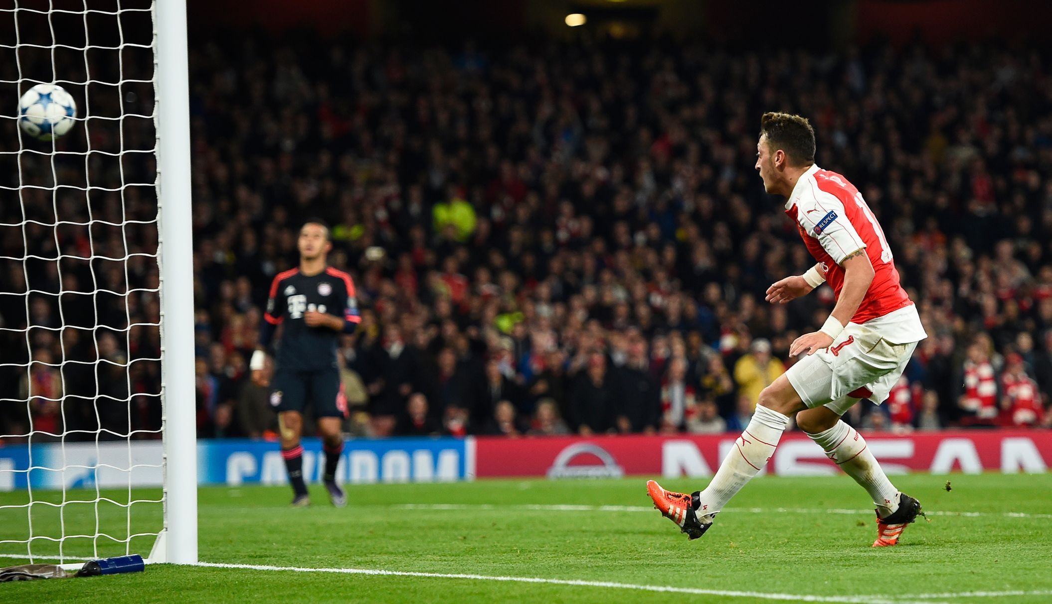 LM, Arsenal-Bayern: Mesut Özil dává gól na 2:0