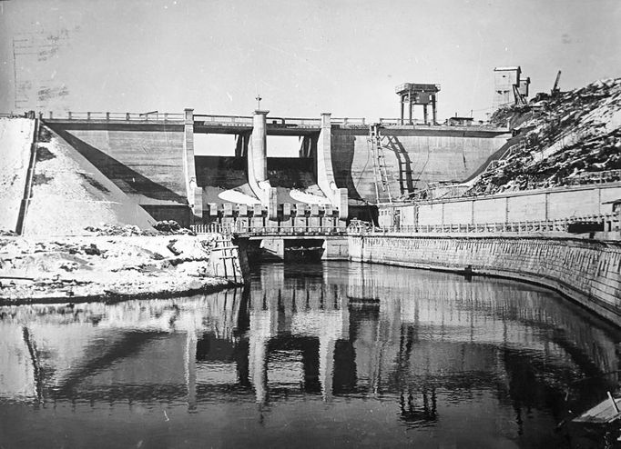 Fotografie ukazuje výstavbu vodní nádrže a elektrárny Lipno, významného díla z roku 1959, které dodává energii a poskytuje rekreační možnosti.