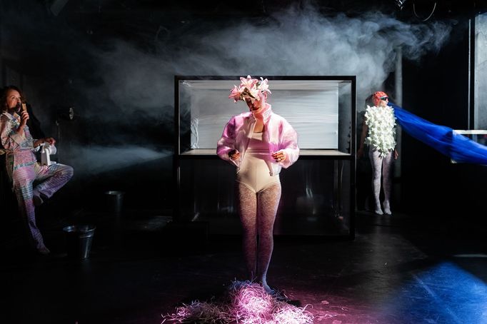 Z inscenace Kuchařka pro disidenty, kterou uvádí Divadlo D21.