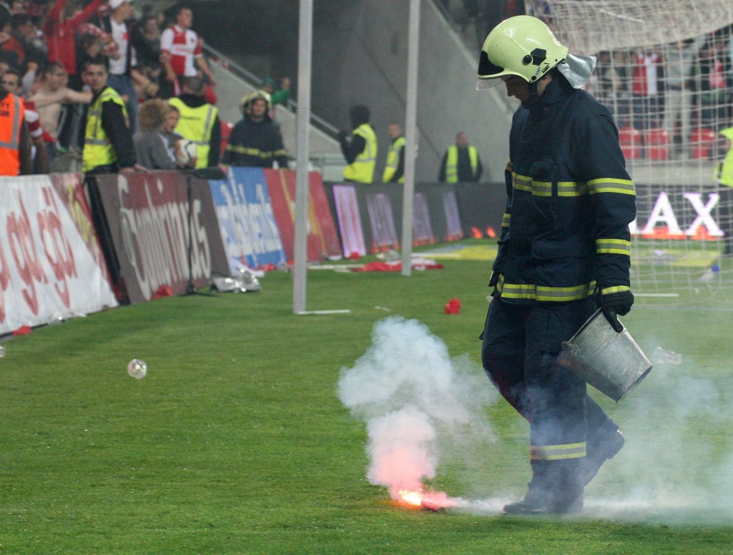 Fotbaloví fanoušci v utkání 9. kola Gambrinus ligy 2012/13 mezi Slávií a Spartou Praha.