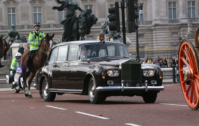 Za každou kolonou jede královnin rolls-royce. Co kdyby koním došel dech?