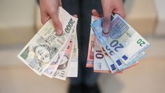Ilustrační foto, peníze, hotovost, bankovky, Euro, Dolar, Česká koruna, Kč, směna