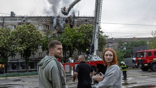 Obytný dům v Kyjevě, který byl poškozen při útoku ruského bezpilotního letounu.