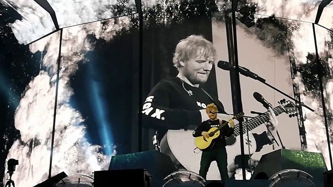 Skladbu Blow včera Ed Sheeran v Letňanech zahrál poprvé naživo.