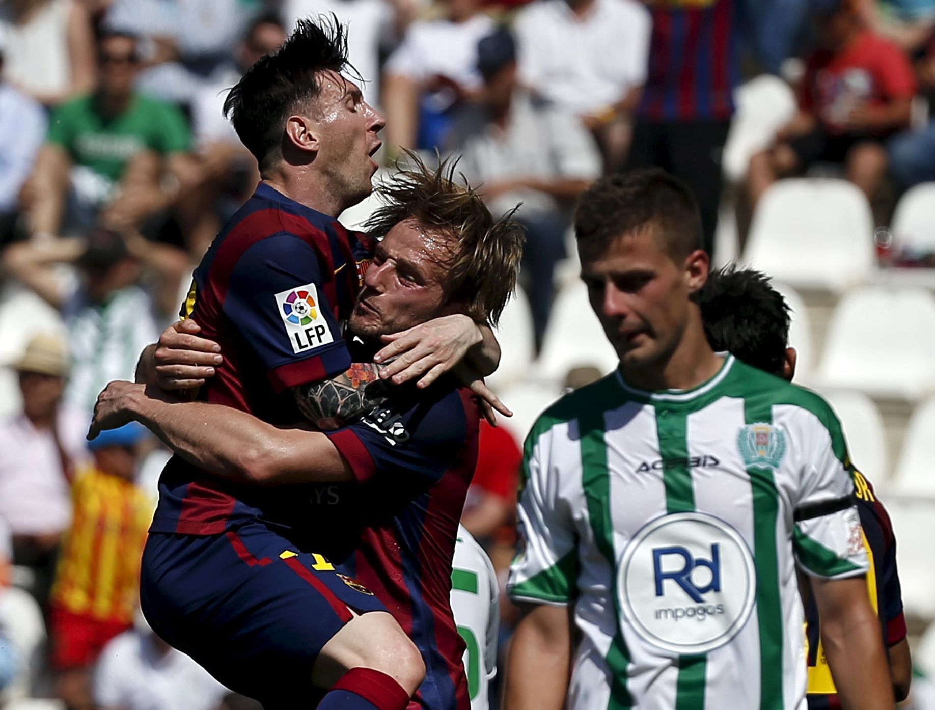 Ivan Rakitič a Lionel Messi slaví gól Barcelony