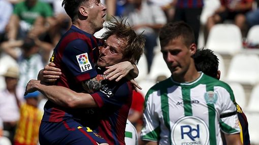 Ivan Rakitič a Lionel Messi slaví gól Barcelony