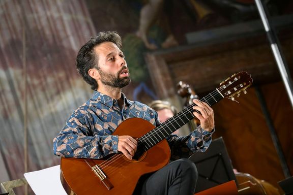 Marco Oliviera also accompanied himself on guitar while singing the fado.