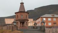 BARENTSBURG (Svalbard) - Kaplička byla postavena na počest tragické letecké nehody. V husté mlze 29. srpna 1996 narazil Tupolev 154 M se 141 lidmi na palubě do nedaleké hory. Nikdo nepřežil.