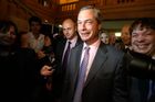Farage nerezignuje. Po volebním neúspěchu zůstává šéfem UKIP