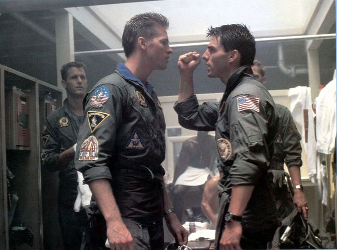 Val Kilmer v roli Icemana konfrontuje Toma Cruise jako Mavericka v kultovní scéně z akčního filmu Top Gun (1986) režiséra Tonyho Scotta.