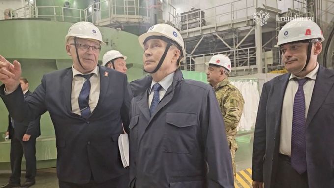 "Ukrajinci z katedrál udělali pevnosti," řekl Putin při návštěvě Kursku. Zašel i do elektrárny