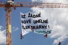 Aktivisté vylezli v Ústí na jeřáb, kvůli Prunéřovu