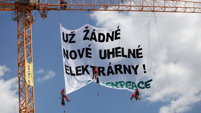 Aktivisté Greenpeace s vyvěšeným transparentem