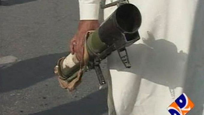 Televizní záběr muže držícího jeden z použitých ručních raketometů