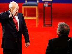 Diskuse se uzavřela: John McCain salutuje členu publika