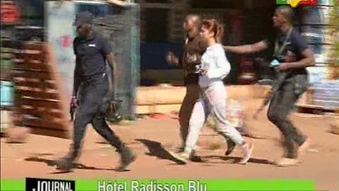 V Mali bojovali v hotelu s islamistickými únosci. Obětí je 27