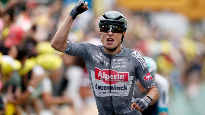 Jasper Philipsen v cíli etapy Tour de France.