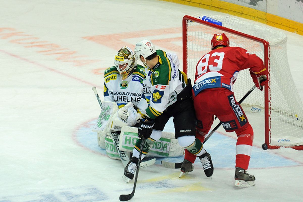 Hokejista Slavie Praha Jan Alinč se marně snaží dostat puk za záda Lukáše Mensatora v utkání 5. kola Tipsport extraligy 2012/13 s Karlovými Vary.