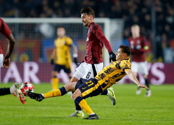 Kaan Kairinen a Kristjan Asllani v zápase LM Sparta Praha - Inter Milán
