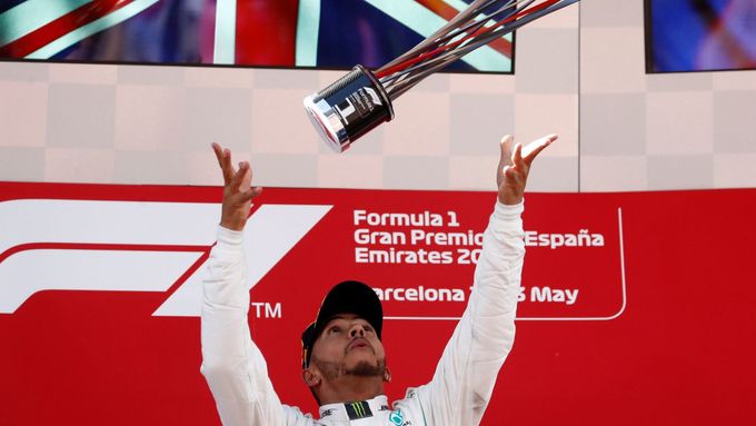 Lewis Hamilton si pohazuje s trofejí pro vítěze závodu v Barceloně.