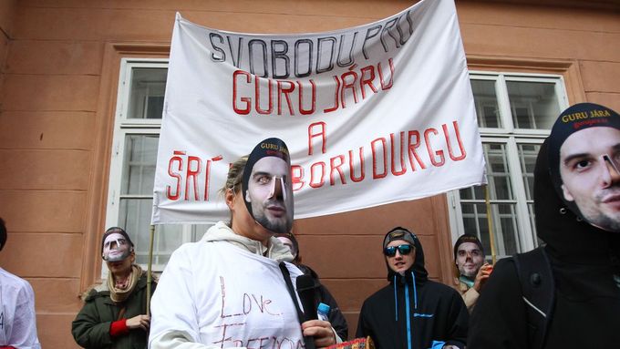 Pochod za svobodu guru Járy a proti náboženské perzekuci v ČR, snímek z roku 2015.