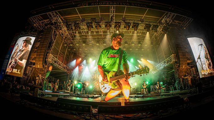 Zastávek festivalu Hrady CZ, který letos začal 11. července na Točníku, je celkem osm. Na Švihově zahraje i skupina Divokej Bill.