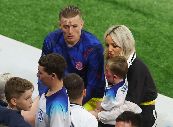 Brankář Anglie Jordan Pickford a jeho manželka Megan s jejich synem při loňském MS v Kataru