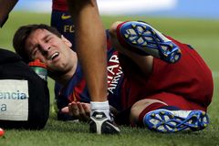 VIDEO Messi si při střelbě zranil koleno. Barcelonu čeká velká zkouška