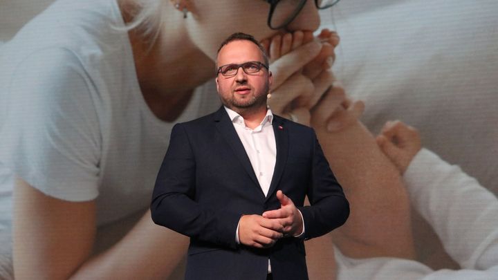 Lidovci upozadili nejostřejší kritiky sňatků homosexuálů. Voliče lákají na novou tvář