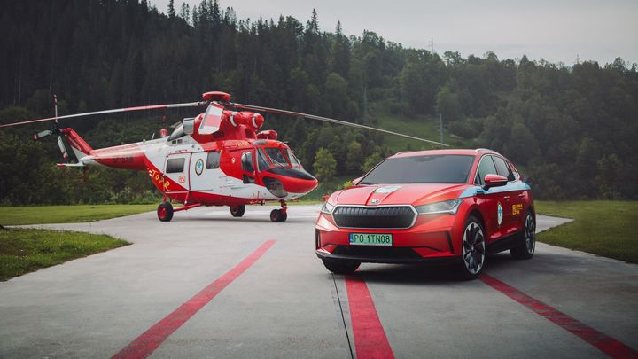 Elektromobily u policie či zdravotníků: V Polsku mají Škodu Enyaq, v Česku Hyundai; Zdroj foto: Škoda Auto