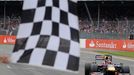 Sebastien Vettel při průjezdu cílovou rovinkou