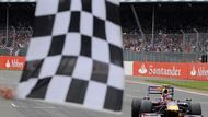 Sebastien Vettel při průjezdu cílovou rovinkou