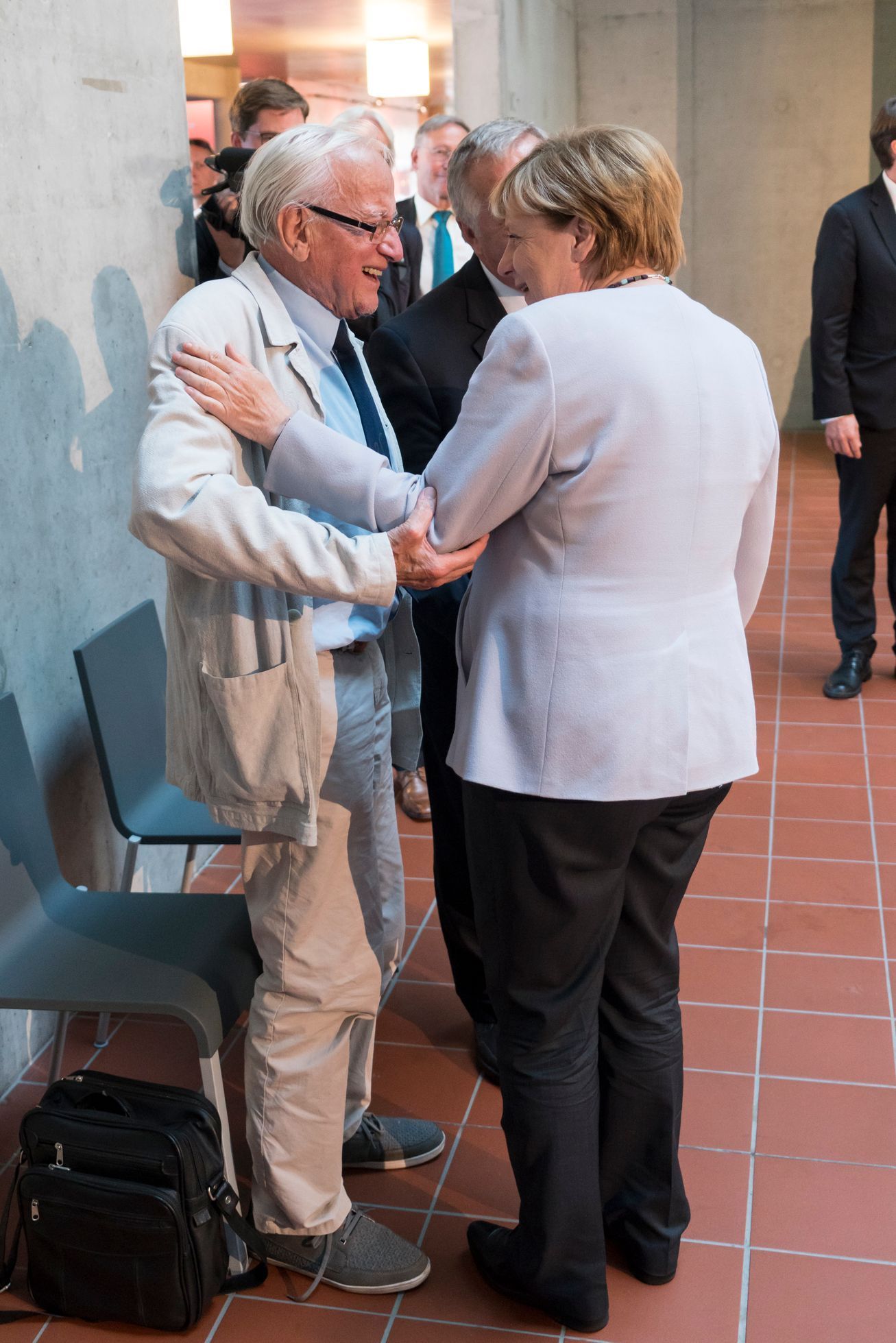 Německá kancléřka Angela Merkelová se svými někdejšími kolegy Zdeňkem Havlasem a Rudolfem Zahradníkem (25. srpna 2016).