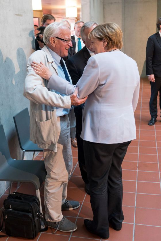 V dejvickém areálu přivítali Angelu Merkelovou bývalí kolegové z Ústavu organické chemie a biochemie Akademie věd Zdeněk Havlas a Rudolf Zahradník.