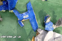 Květnovou havárii letadla EgyptAir způsobila výbušnina, zemřelo 66 lidí