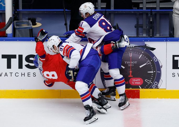 Ondřej Beránek, Josh Doan a Frank Nazar v zápase MS 2025 Česko - USA